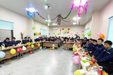 ЈВЕЛЛ поздравите Нову годину са благословом и смехом