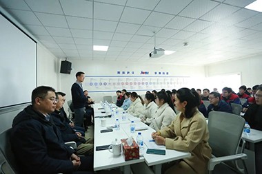 2023, ново путовање Председавајући господин Хе из компаније Јвелл Мацхинери пожелео је свим запосленима срећну нову годину у фабрици Зхејианг!
